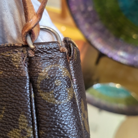 ❤️ Louis Vuitton Monogram Canvas Pochette Accessory (COA] - Picture 13 of 16